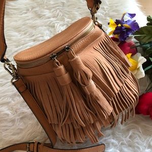 🌺NWOT fringe vegan shoulder/crossybag🌺